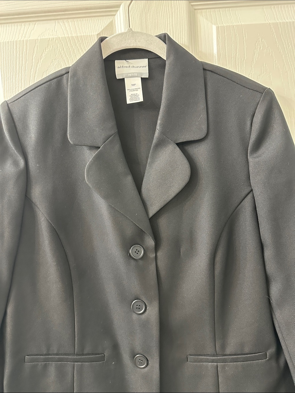 Alfred Dunner Women’s Black Notched-Collar Blazer with button closure size 10P.